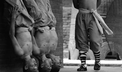 Жесткие тренировки шаолиньских монахов. Фото