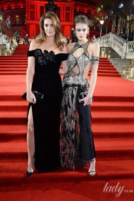 Кайя Гербер позировала в экстравагантном платье от Alexander McQueen
