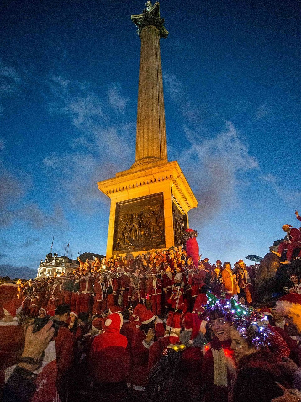 Santacon London 2018: грандиозная попойка Санта-Клаусов в Лондоне