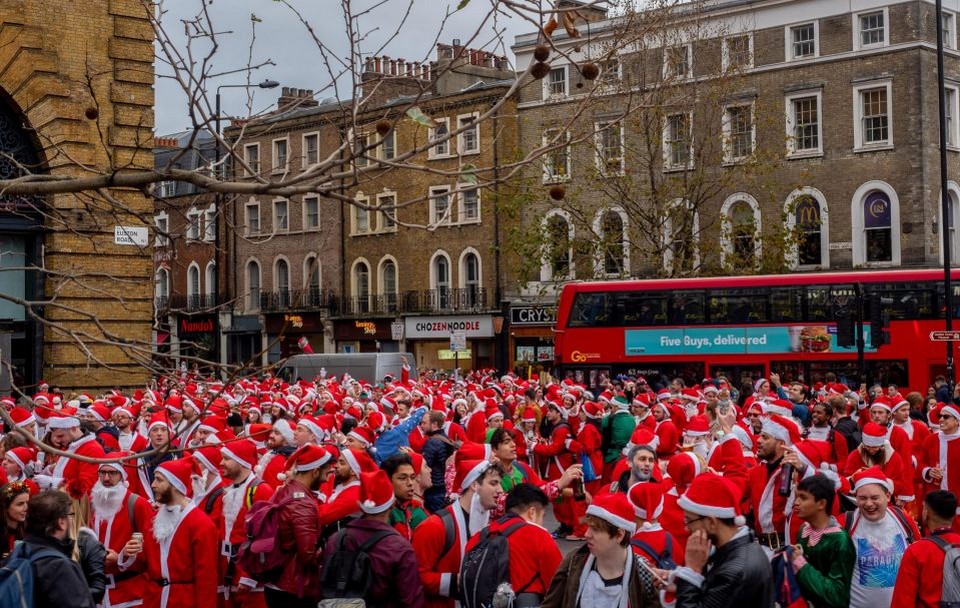 Santacon London 2018: грандиозная попойка Санта-Клаусов в Лондоне