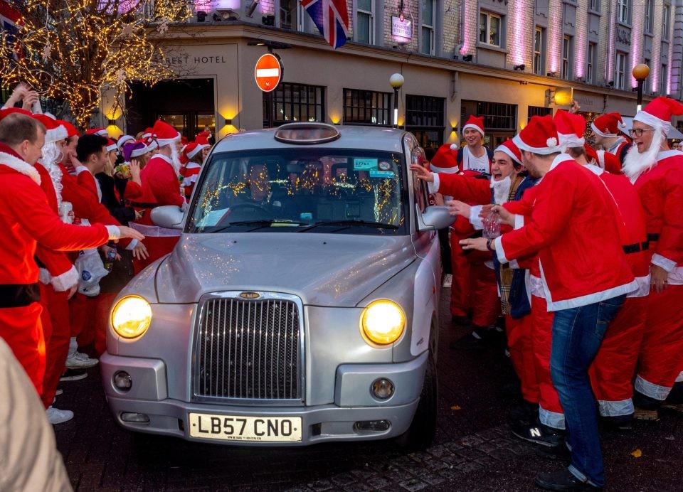 Santacon London 2018: грандиозная попойка Санта-Клаусов в Лондоне