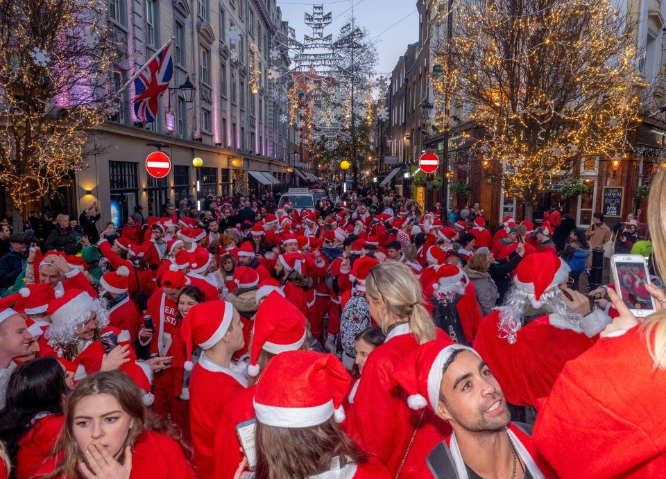 Santacon London 2018: грандиозная попойка Санта-Клаусов в Лондоне