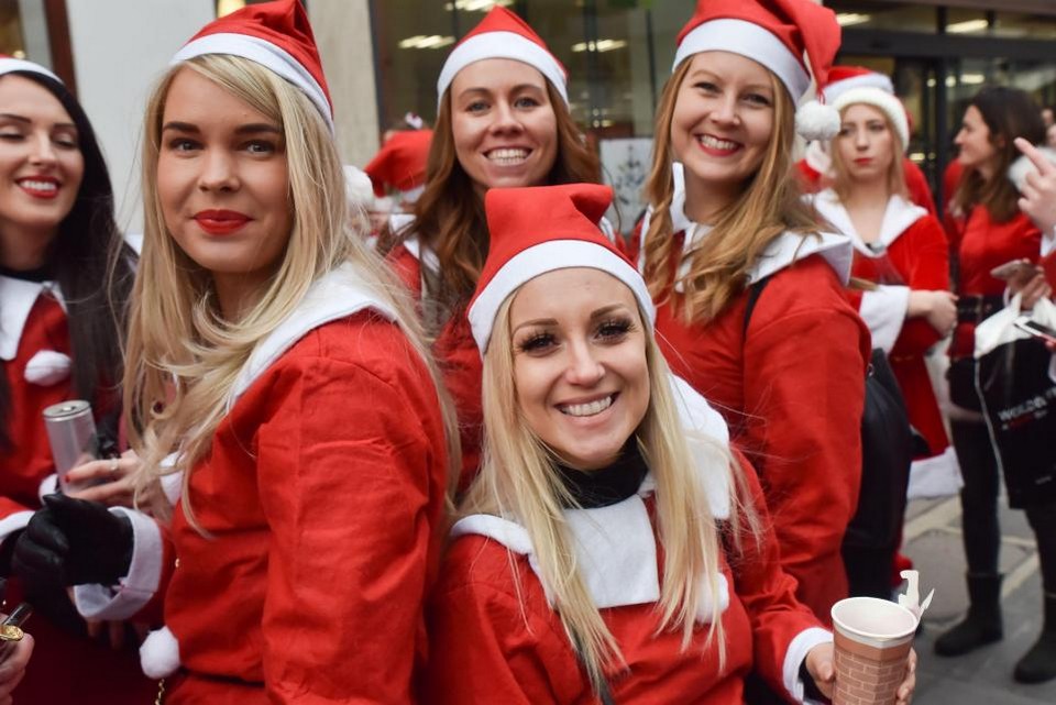 Santacon London 2018: грандиозная попойка Санта-Клаусов в Лондоне