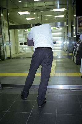 Фотограф показал, как живется японским трудоголикам. Фото