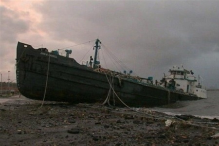 Ураган "Сэнди" выбросил на берег в Нью-Йорке 50-метровый танкер 