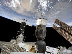 NASA: К МКС движется обломок американского спутника