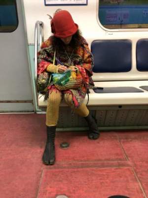 Прикольные фотки пассажиров метро, ставших «жертвами моды»