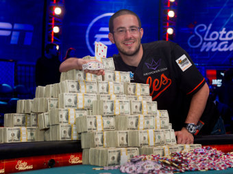 Американец выиграл самый крупный в мире турнир по покеру