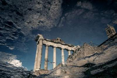 Фотограф показал Рим в отражении дождевых луж. Фото