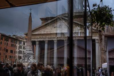 Фотограф показал Рим в отражении дождевых луж. Фото