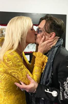 Джонни Депп поцеловался с незнакомой блондинкой