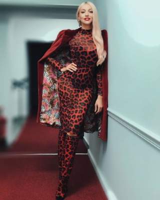 Оля Полякова вышла в свет в леопардовом платье