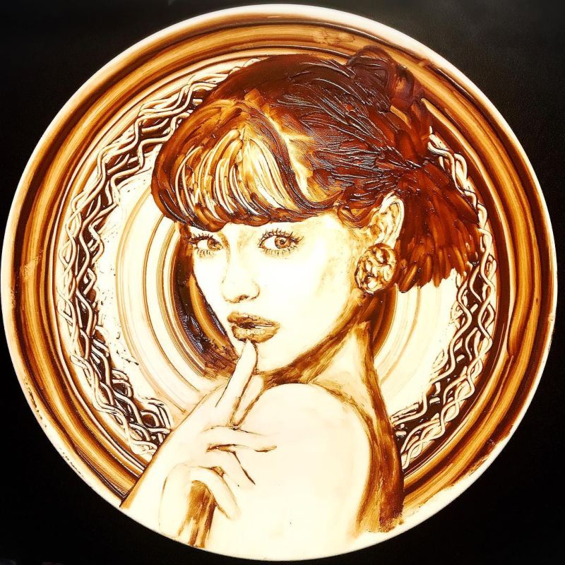 Японская художница талантливо рисует растопленным шоколадом