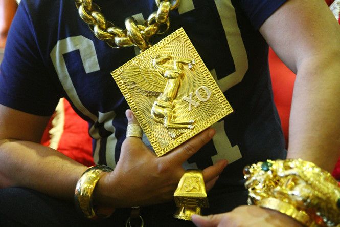 Бизнесмен постоянно носит на себе 13 кг золотых украшений