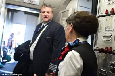 Сеть покорила 81-летняя стюардесса, летающая уже 60 лет. Фото