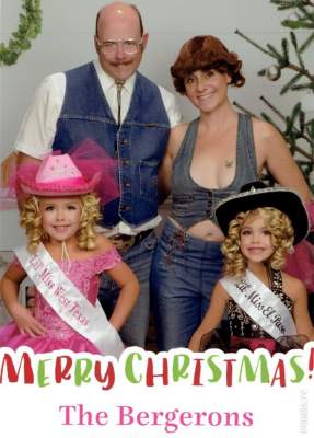 Эта семья уже 16 лет создает смешные рождественские открытки