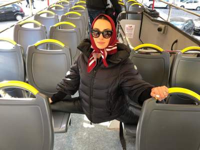 Украинская певица села на шпагат в автобусе