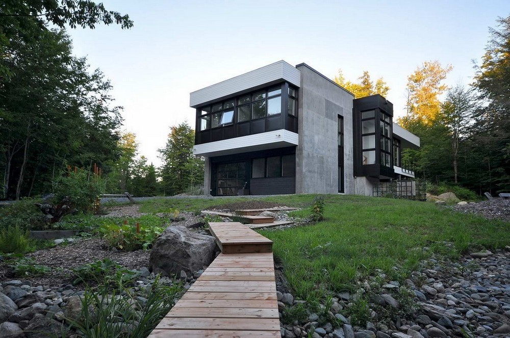 Лесной дом на скале в Канаде