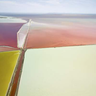 Разноцветные водоемы, из которых добывают соль. Фото