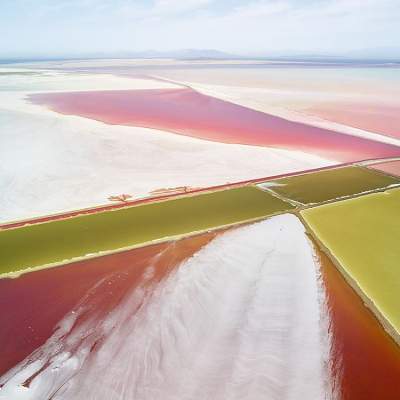 Разноцветные водоемы, из которых добывают соль. Фото