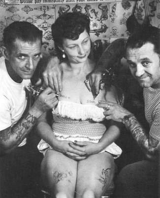 Татуировки домохозяек и работяг в Британии 50-х годов. Фото