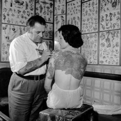Татуировки домохозяек и работяг в Британии 50-х годов. Фото