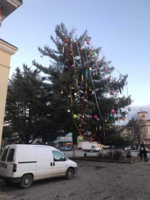 В Сети подняли на смех самую «нарядную» елку в Украине. ФОТО