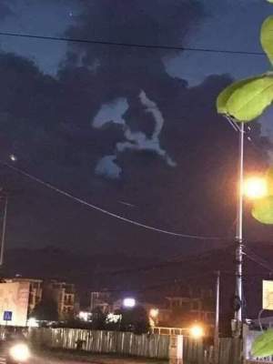 В небе над РФ видели облако в форме «серпа и молота» 