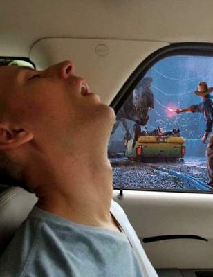 Заснувший в машине парень стал героем мема