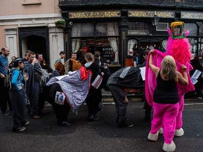 В Лондоне прошли необычные лошадиные скачки. Фото