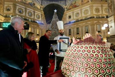 В Милане к Рождеству испекли самый большой в мире кекс. Фото