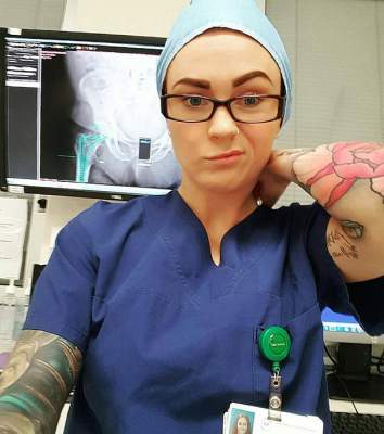 Эту девушку считают самым татуированным доктором в мире. Фото