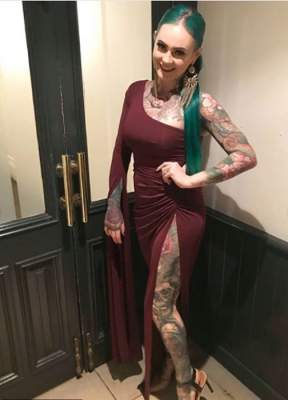 Эту девушку считают самым татуированным доктором в мире. Фото