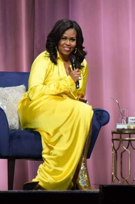 Платье-халат и блестящие ботфорты: Мишель Обама поразила смелым образом