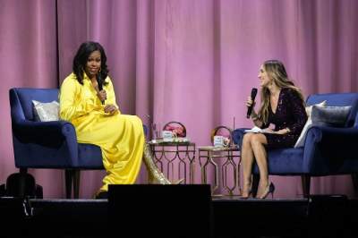 Платье-халат и блестящие ботфорты: Мишель Обама поразила смелым образом