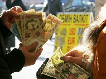Банкам пригрозили лишением лицензии за «припрятанную» валюту 