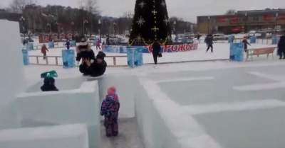 Замуровали: в России построили детский ледяной лабиринт без выхода  