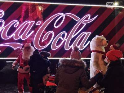 В одном из парков Днепра припарковался грузовик Coca-Cola. Фото