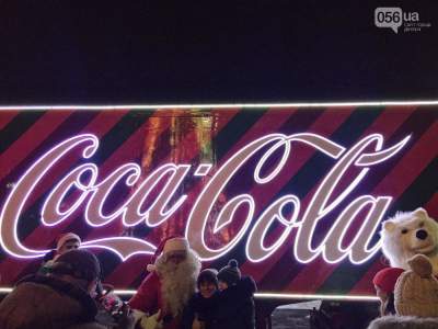 В одном из парков Днепра припарковался грузовик Coca-Cola. Фото