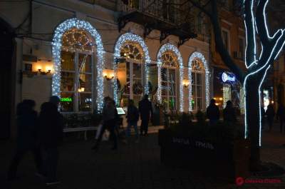Главную улицу Одессы украсили к Новому году. Фото