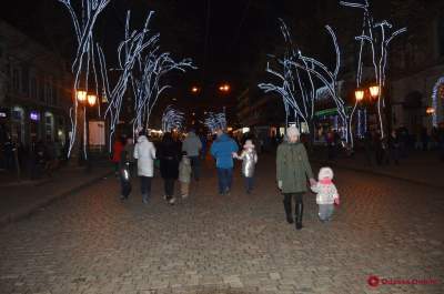 Главную улицу Одессы украсили к Новому году. Фото