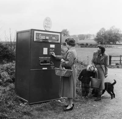 Так выглядели первые торговые автоматы в США. Фото