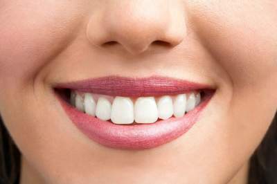 Стоматологи назвали продукты, "убивающие" белизну зубов