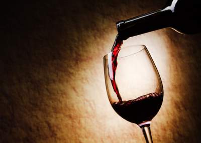 Врачи подсказали, какой алкогольный напиток замедляет старение мозга