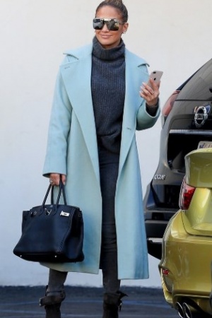 Стильный зимний образ Джей Ло в пальто Max Mara