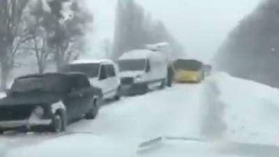 Непогода в Украине: как сейчас выглядят автодороги. Фото