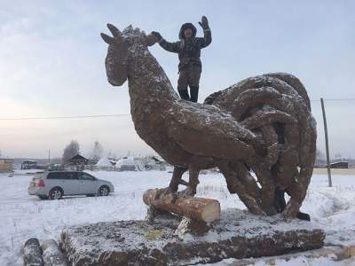 Свинья оценит: в России к Новому году создали новую скульптуру из навоза
