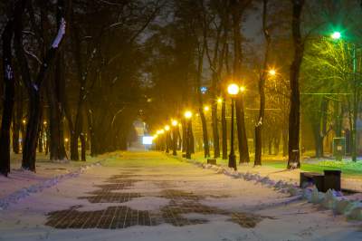 Ночной Днепр под толстым слоем снега. Фото