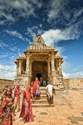 Этот древний индийский город привлекает тысячи туристов. Фото 