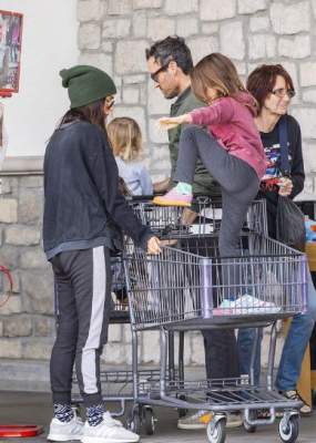 Меган Фокс с детьми сфотографировали во время шопинга